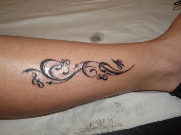 tatouage tribal avec initiale