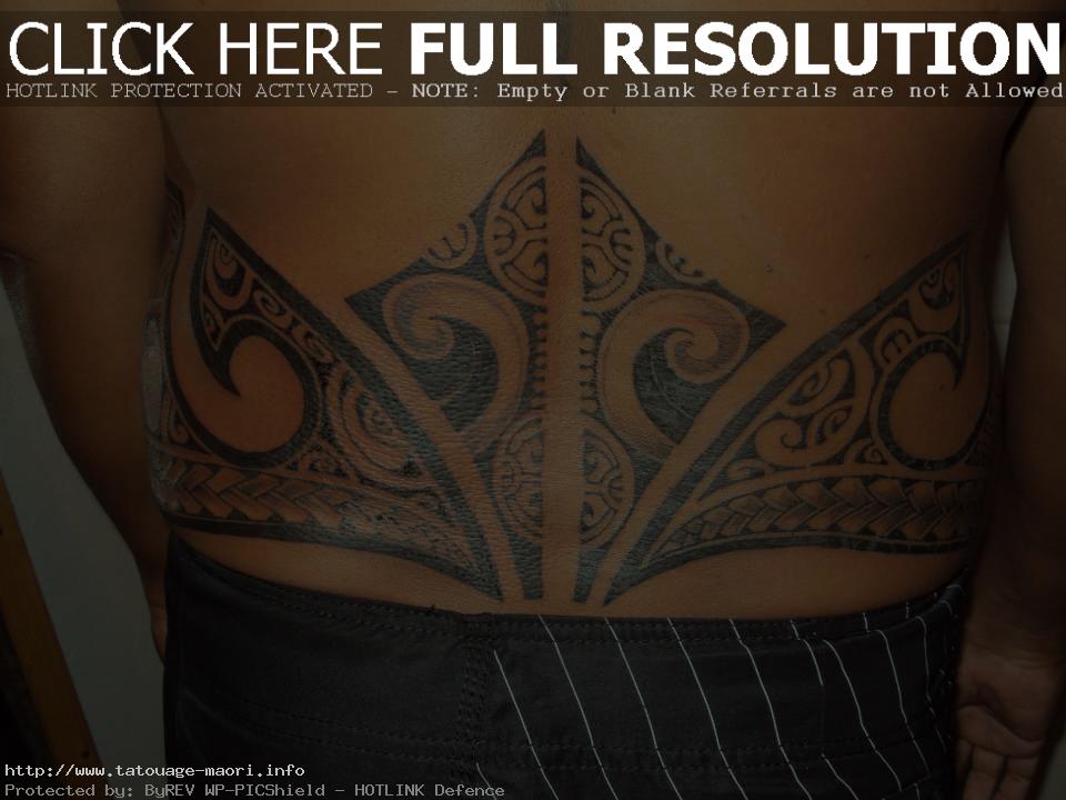 tatouage tribal bas du dos homme