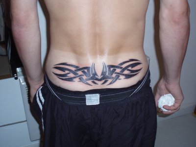 tatouage tribal bas du dos homme