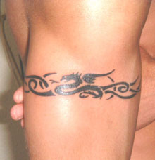 tatouage tribal bras bracelet