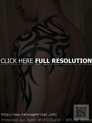 tatouage tribal bras épaule