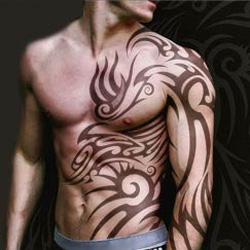 tatouage tribal bras épaule dos