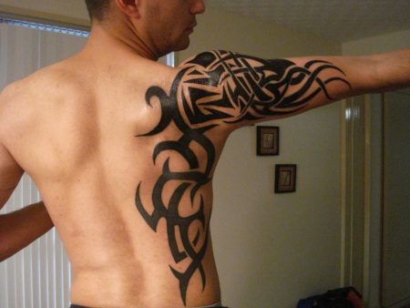 tatouage tribal bras épaule dos