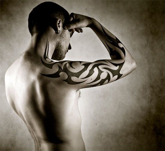 tatouage tribal bras épaule dos