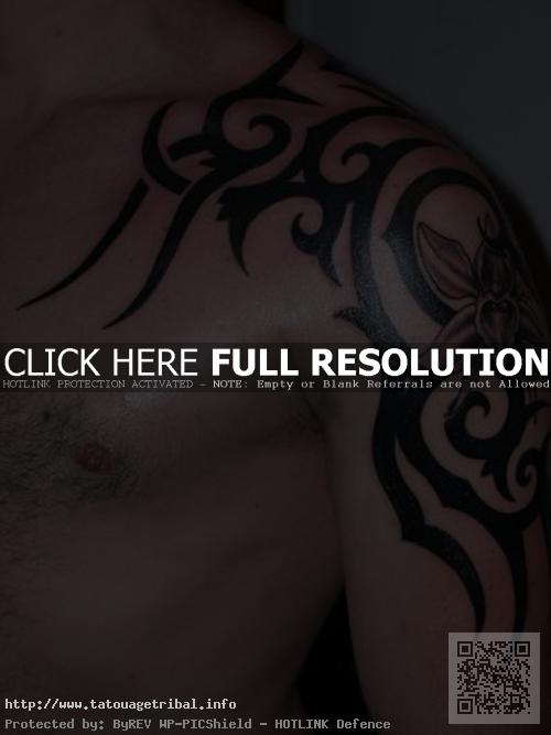 tatouage tribal bras épaule homme