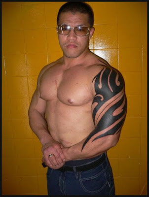 tatouage tribal bras épaule homme