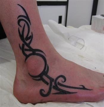 tatouage tribal cheville homme