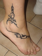tatouage tribal cheville pied