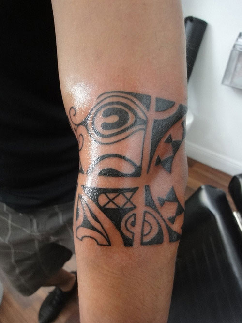Tatouage tribal coude