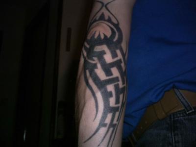 tatouage tribal coude