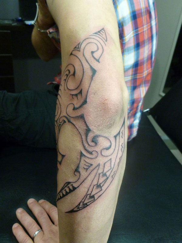 tatouage tribal coude