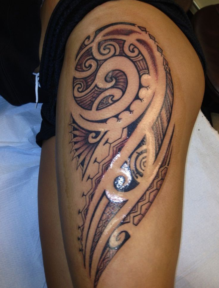 tatouage tribal cuisse femme