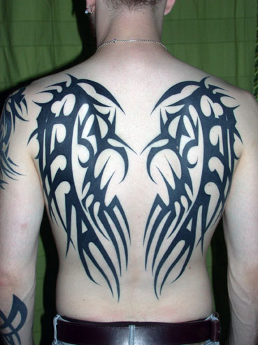 tatouage tribal dans le dos