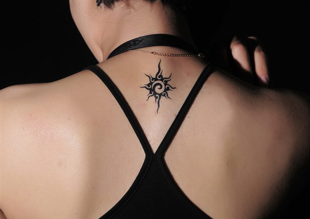 tatouage tribal discret