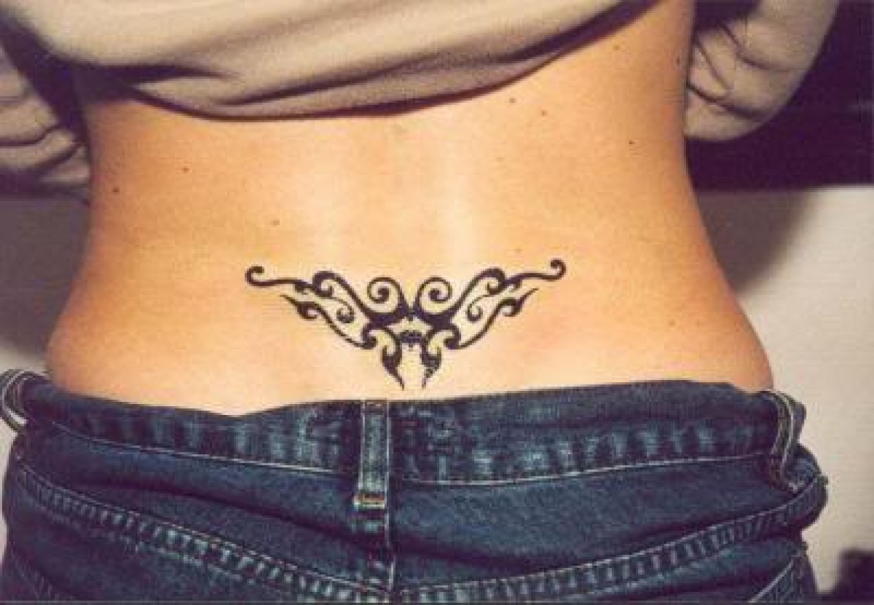 tatouage tribal en bas du dos femme