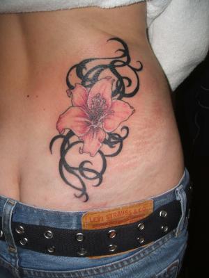 tatouage tribal et fleur