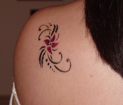 tatouage tribal et fleur
