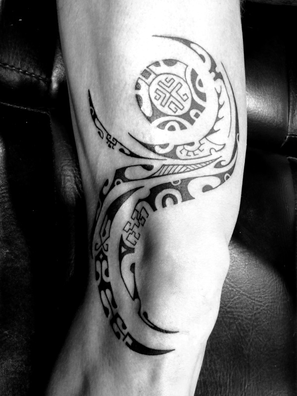tatouage tribal genou