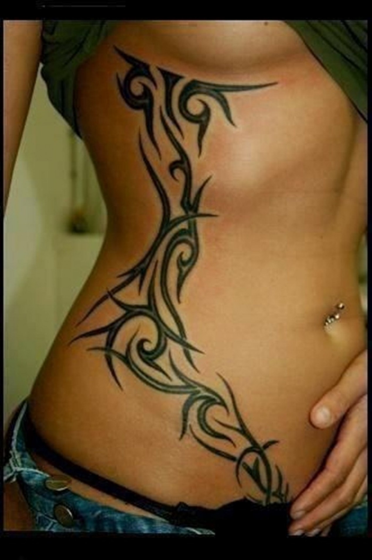 Tatouage tribal hanche femme