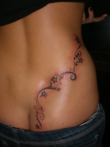 tatouage tribal hanche femme