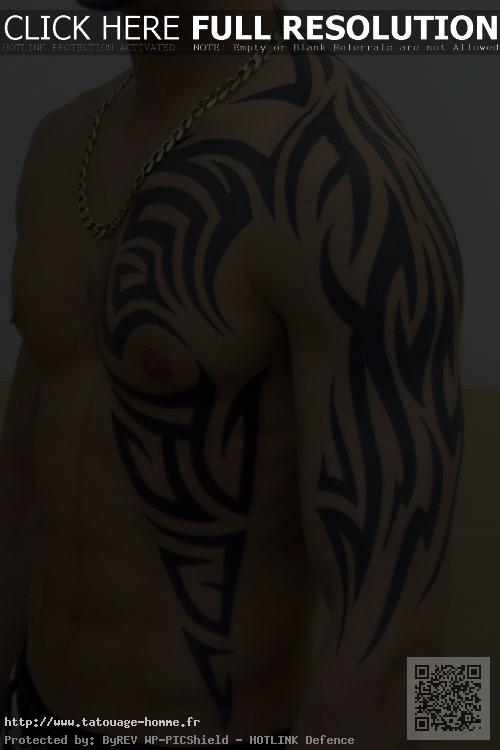 tatouage tribal homme bras épaule pec