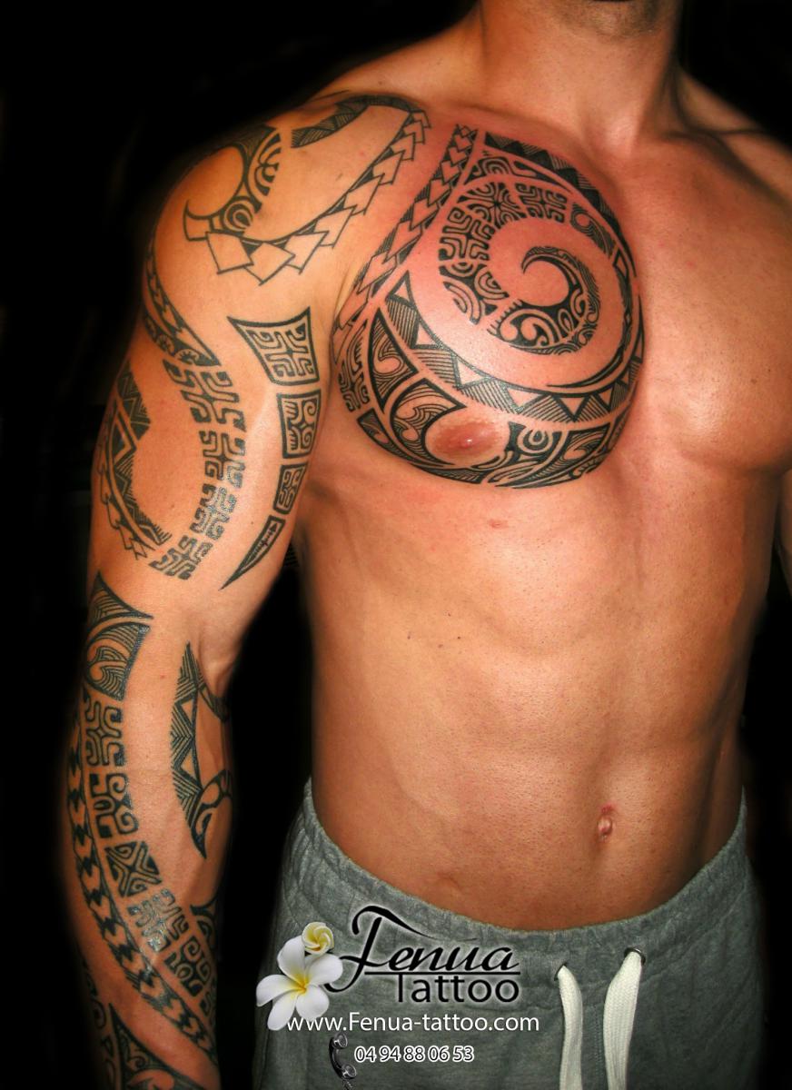 tatouage tribal homme bras épaule pec