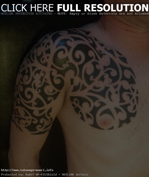 tatouage tribal homme épaule et torse