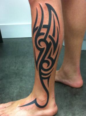 tatouage tribal jambe