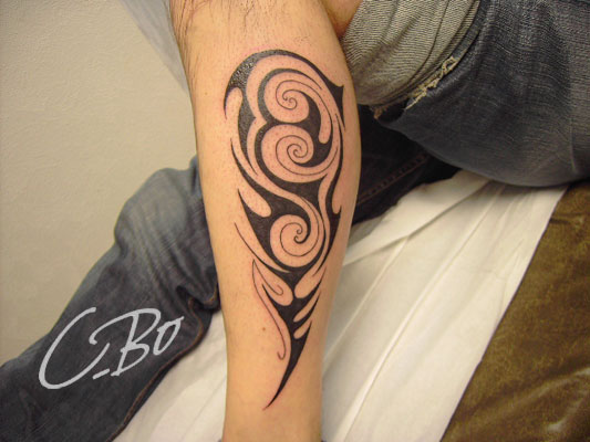 tatouage tribal jambe
