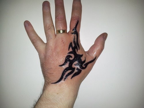 tatouage tribal main homme