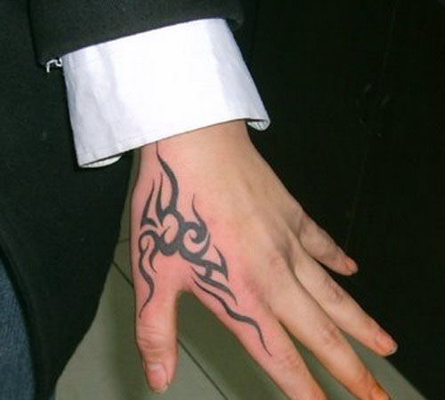 tatouage tribal main homme