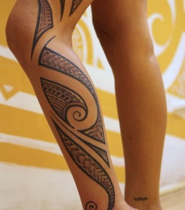 tatouage tribal mollet femme