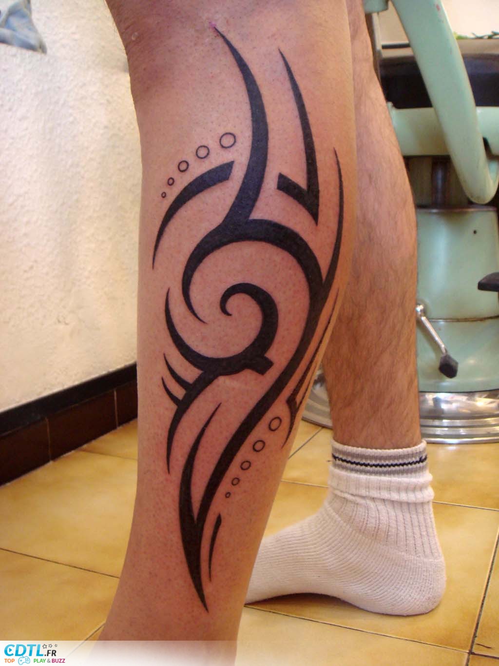 Tatouage tribal mollet homme