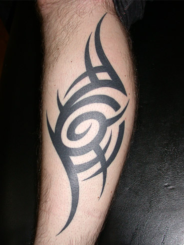 tatouage tribal mollet homme