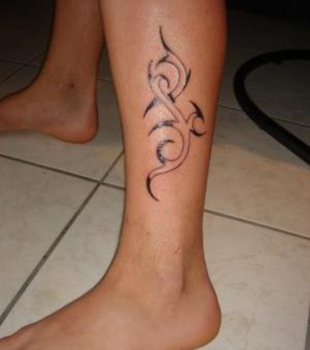 tatouage tribal mollet pour femme