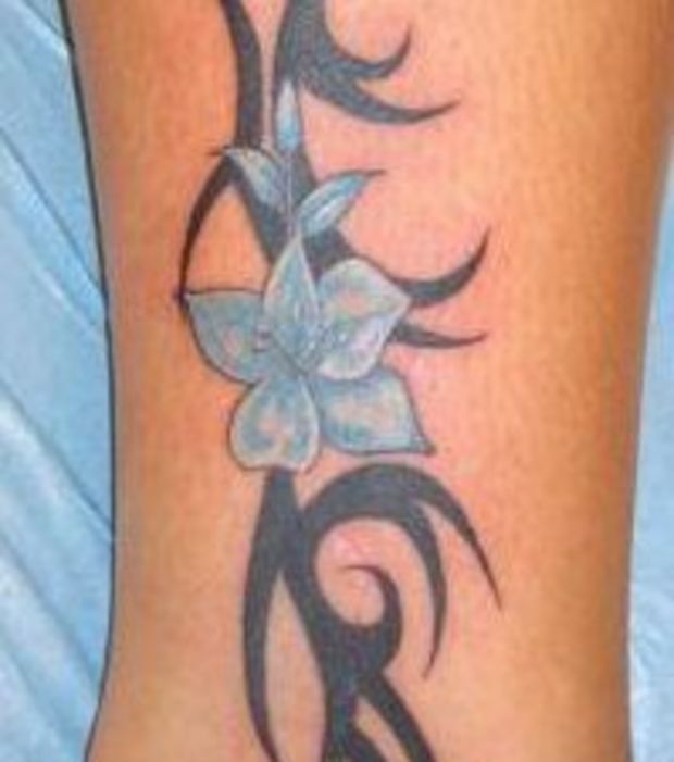 tatouage tribal mollet pour femme