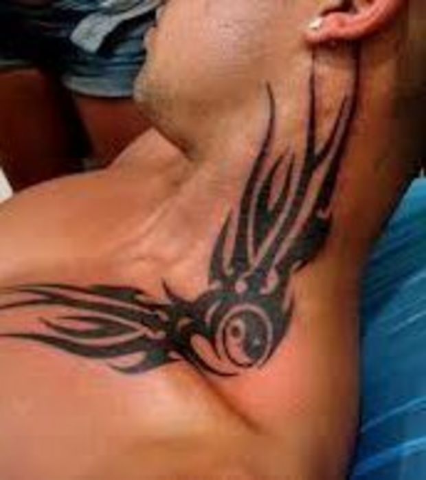 tatouage tribal nuque épaule