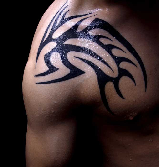 tatouage tribal nuque épaule