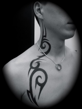 tatouage tribal nuque homme