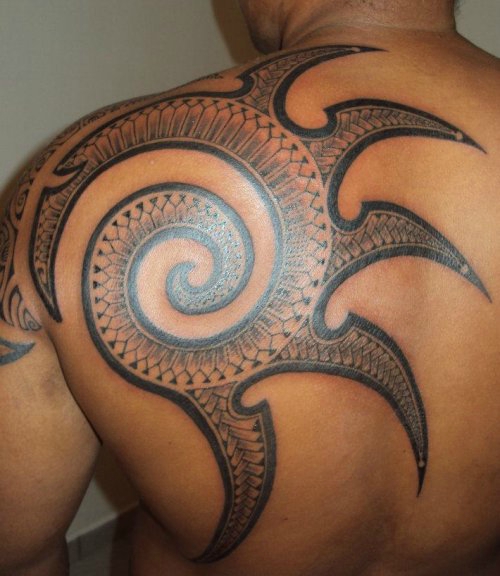 tatouage tribal omoplate