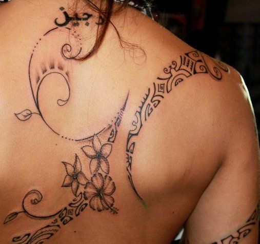 tatouage tribal omoplate femme