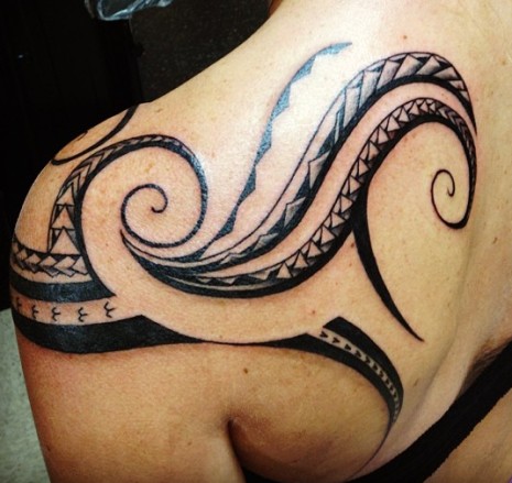 tatouage tribal omoplate femme