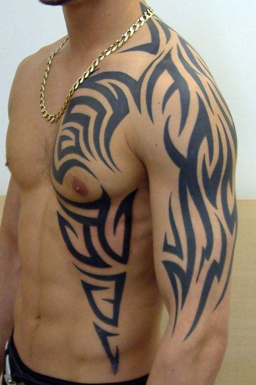 tatouage tribal pectoraux homme
