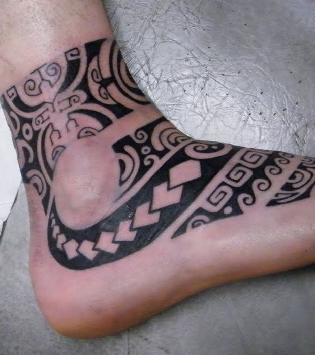 tatouage tribal pied cheville homme