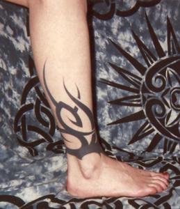 tatouage tribal pied homme
