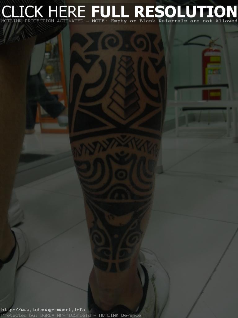 tatouage tribal polynésien mollet