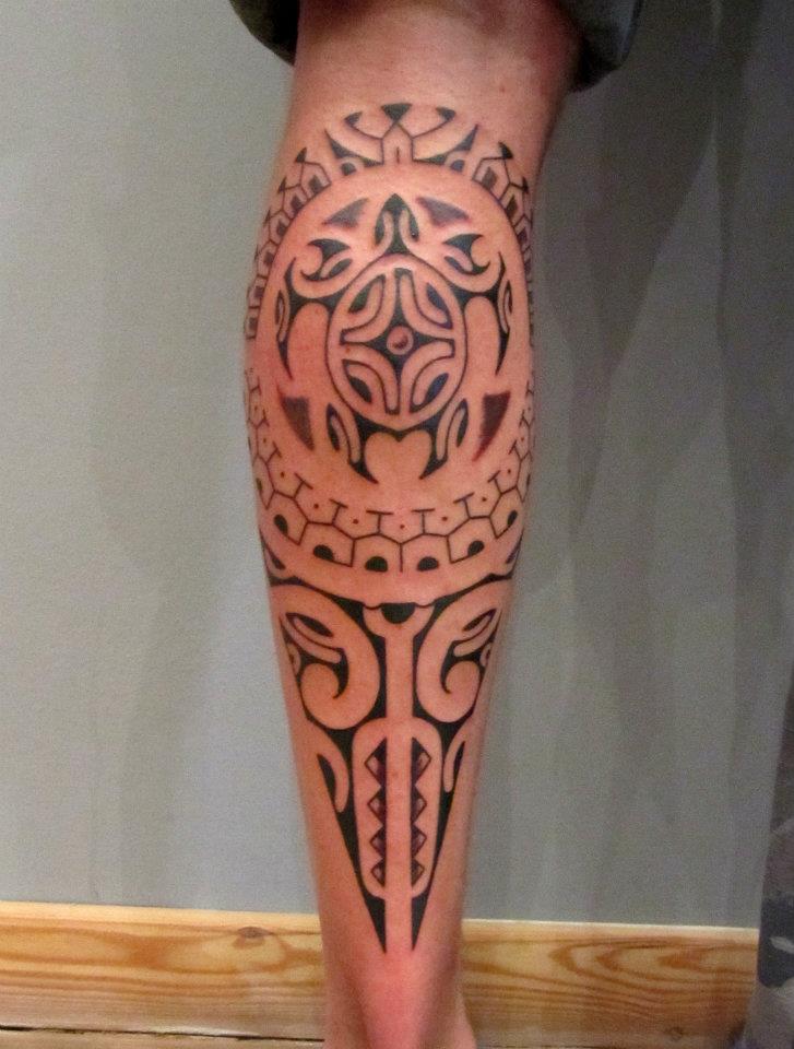 tatouage tribal polynésien mollet