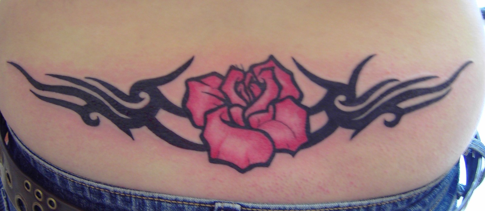 tatouage tribal rose bas du dos
