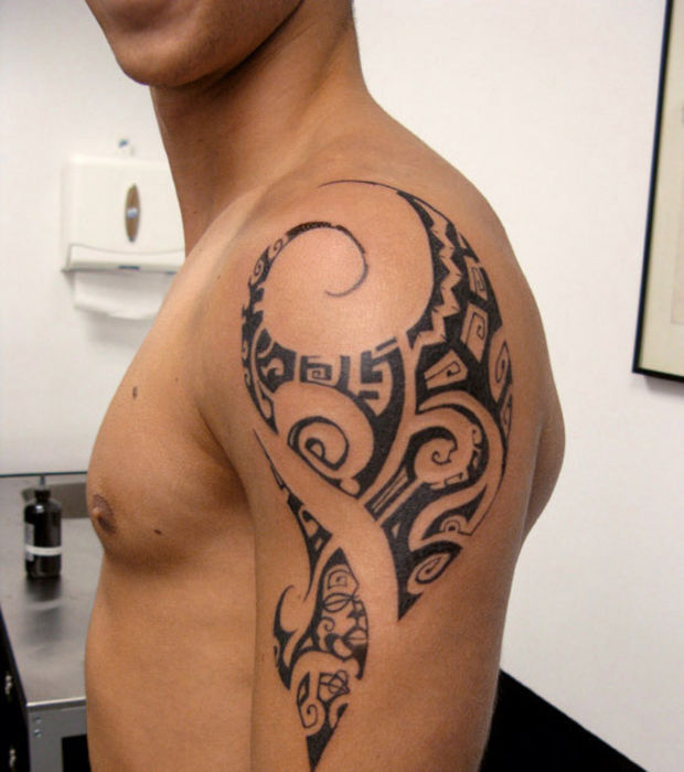 tatouage tribal sur l'épaule