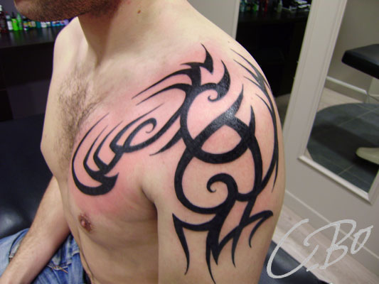 tatouage tribal sur l'épaule